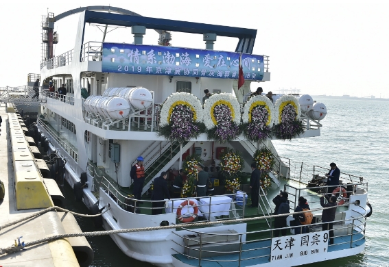海葬直接扔骨灰盒吗